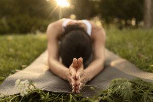 yogi op yogamat in groene omgeving